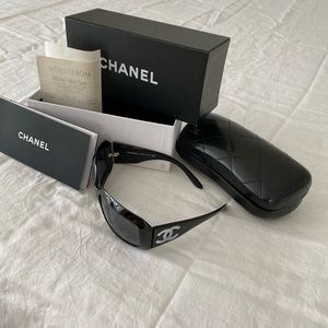 Chanel “Mother of Pearl” sunglasses with full set